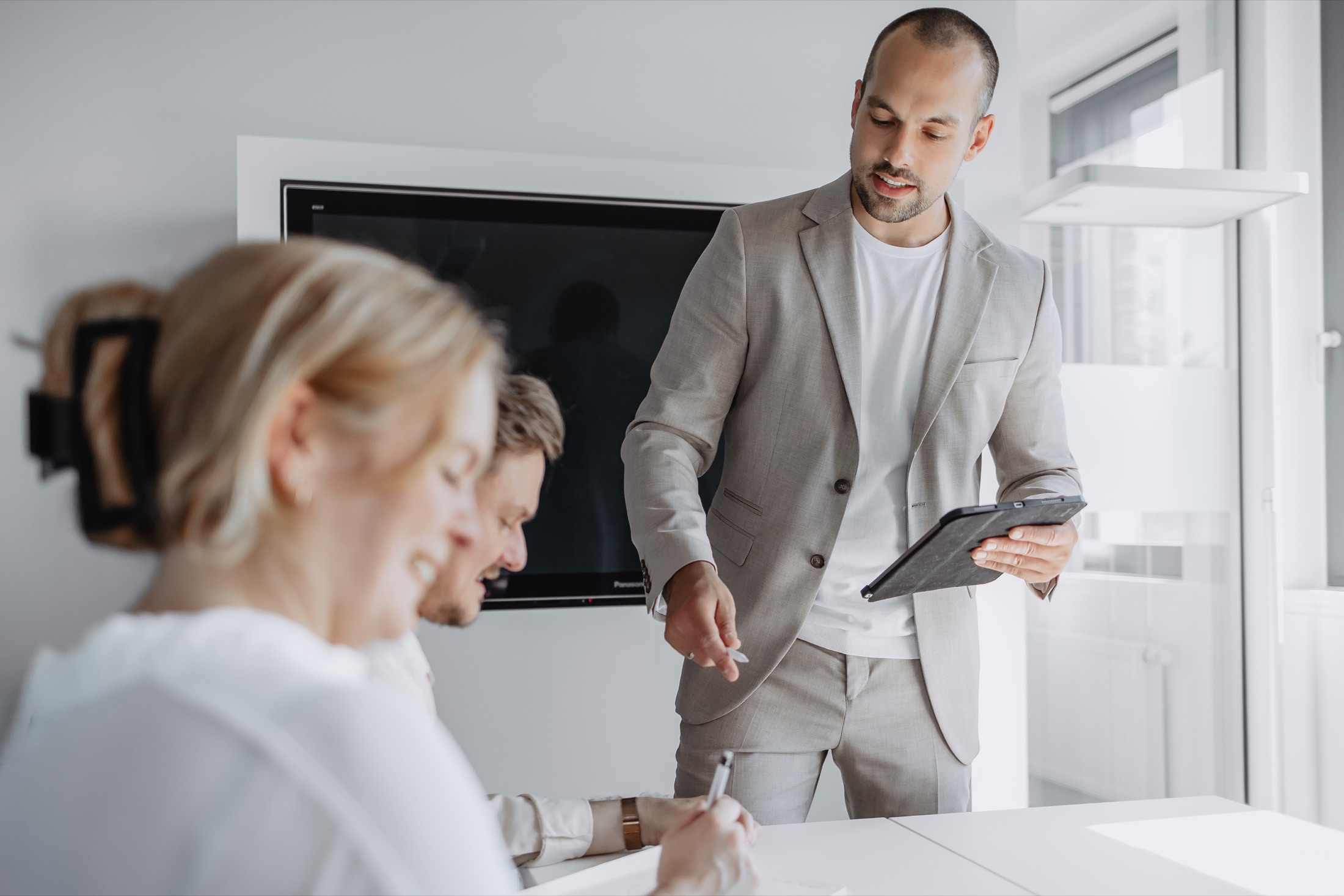 Marco moderiert einen Workshop mit einem Team